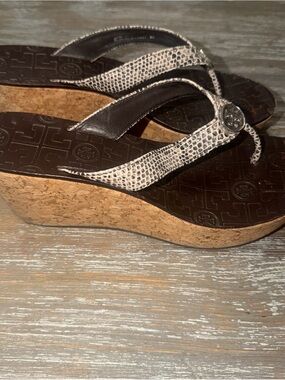 Tory Burch Suzy Cork Snake Print Thong Wedge Heels Sandals Shoes Women's 9